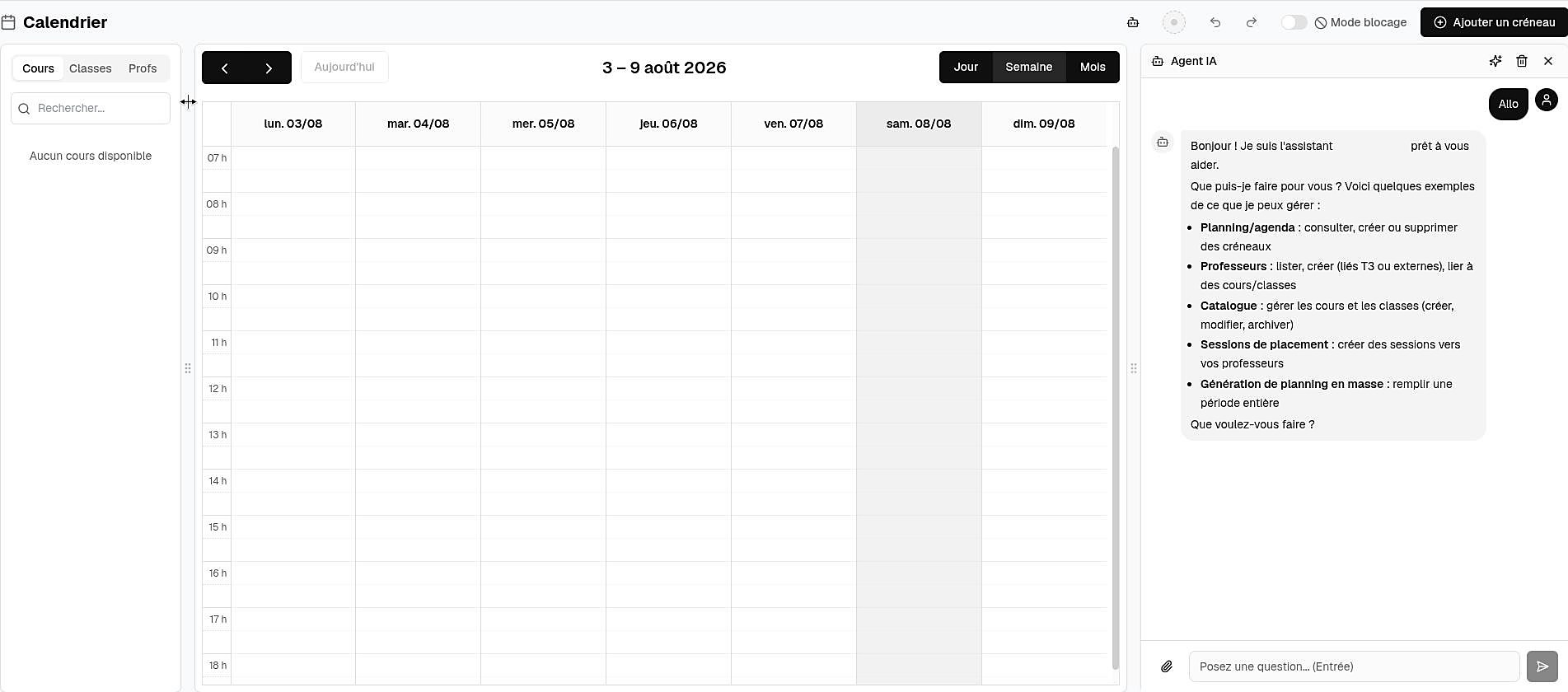 Interface de la démonstration : un calendrier de planification scolaire avec l’agent IA ouvert sur le côté